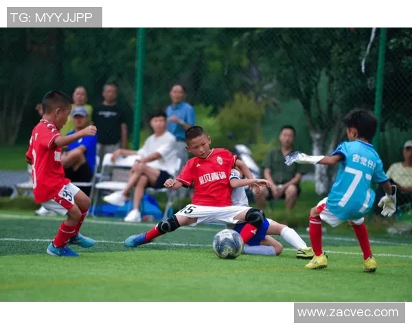 外国友人在成都热情直播足球比赛展现中国足球魅力与文化交流